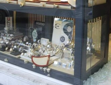 Νέα Λιόσια: Οκτώ δράστες μπούκαραν με φορτηγό σε κοσμηματοπωλείο και άρπαξαν ρολόγια και κοσμήματα